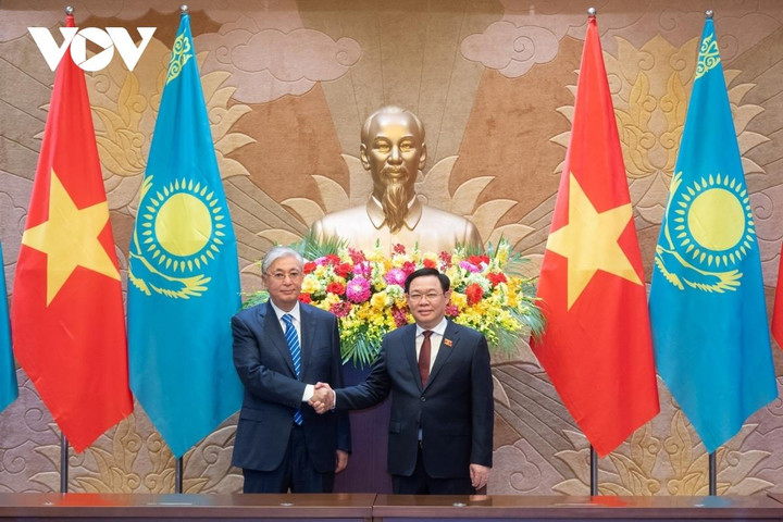 Chủ tịch Quốc hội Vương Đình Huệ hội kiến Tổng thống Kazakhstan Kassym-Jomart Tokayev.
