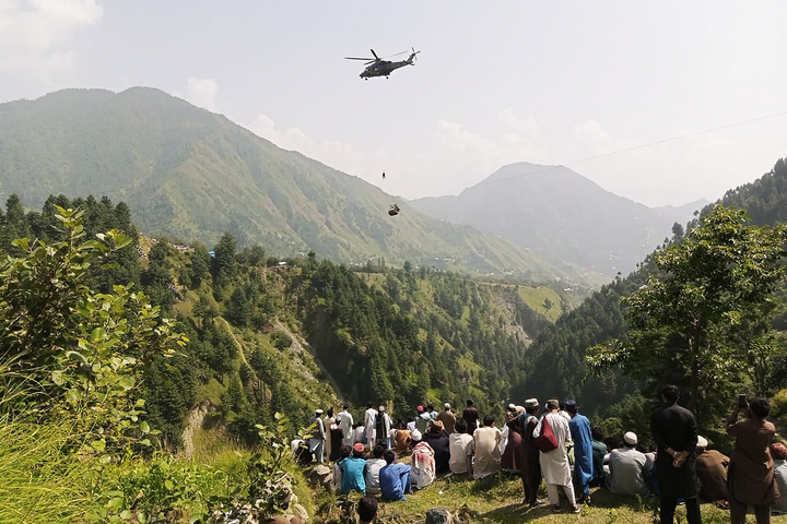 Trực thăng quân đội Pakistan cố tiếp cận cabin cáp treo nhưng không thành do gió lớn. (Ảnh: NBC News)