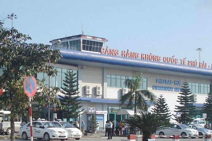 Du khách muốn đến Quảng Trị bằng đường hàng không hiện nay thường phải đi "nhờ" sân bay Phú Bài hoặc sân bay Đồng Hới.