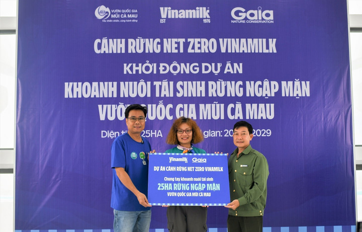 Ông Lê Hoàng Minh (bên trái) đại diện Vinamilk và bà Đỗ Thị Thanh Huyền đại diện Gaia trao tượng trưng bảng 25ha rừng ngập mặn thuộc dự án “Cánh rừng Net Zero Vinamilk” cho đại diện Vườn Quốc gia Mũi Cà Mau.