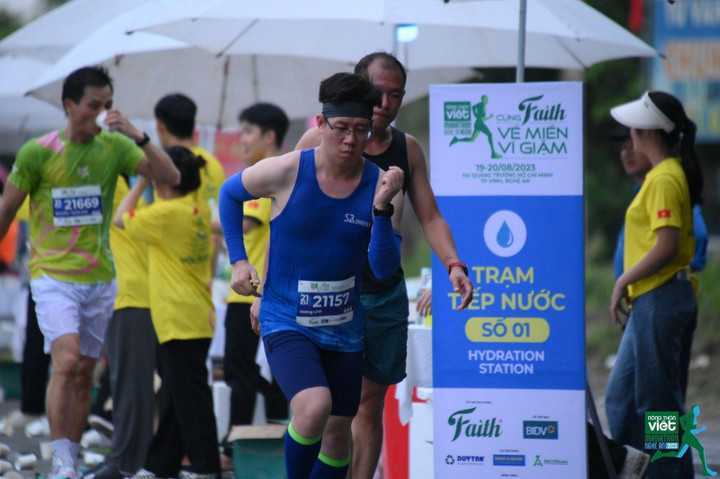 Các trạm “tiếp khoáng, tiếp sức” được Faith bố trí tại dọc cung đường thi đấu.