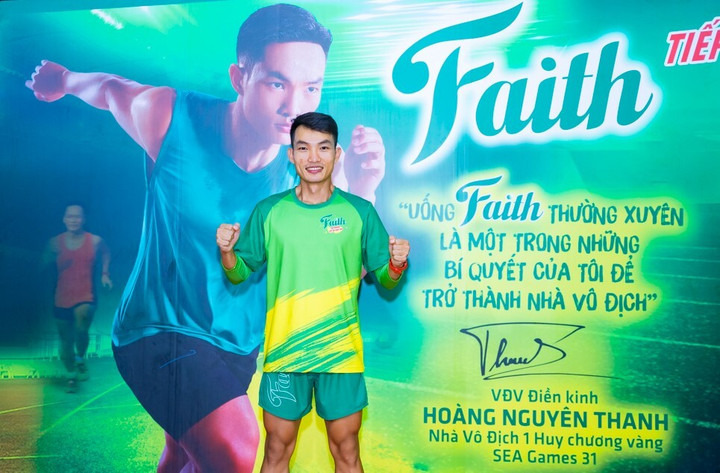 Vận động viên Hoàng Nguyên Thanh - Huy chương vàng Sea Games 31 - tại lễ khai mạc giải chạy diễn ra vào tối ngày 19/8.