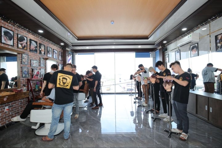 Hình ảnh các học viên đang luyện tập cắt tóc tại lớp.