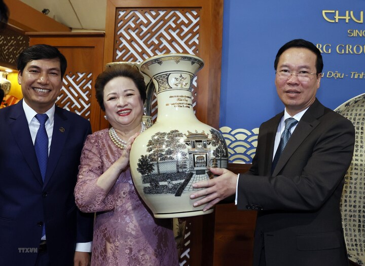 Đại diện Công ty Gốm Chu Đậu tặng quà lưu niệm cho Chủ tịch nước Võ Văn Thưởng. (Ảnh: Thống Nhất/TTXVN)
