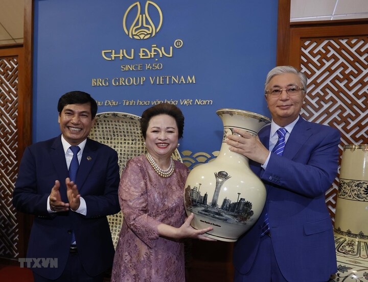 Đại diện Công ty Gốm Chu Đậu tặng quà lưu niệm cho Tổng thống Kazakhstan Kassym-Jomart. (Ảnh: Thống Nhất/TTXVN)