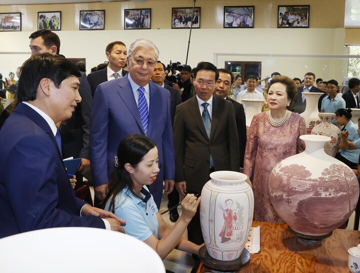 Chủ tịch nước Võ Văn Thưởng và Tổng thống Kazakhstan Kassym-Jomart Tokayev xem nghệ nhân hoàn thiện Chu Đậu. (Ảnh: Thống Nhất/TTXVN)