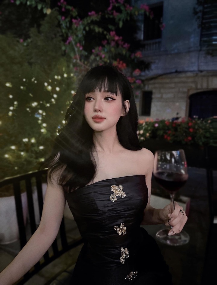 Người đẹp lựa chọn những bộ trang phục trẻ trung, mang hơi hướng "nổi loạn" để khoe trọn vóc dáng thon gọn, nuột nà như thiếu nữ đôi mươi.