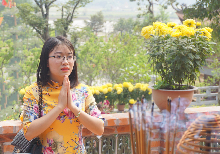 Rằm tháng 7 cũng là ngày lễ Vu lan báo hiếu – là cơ hội để con cái bày tỏ lòng thành kính, tâm hiếu đạo với cha mẹ, ông bà, tổ tiên. (Ảnh: Lương Đình Khoa)
