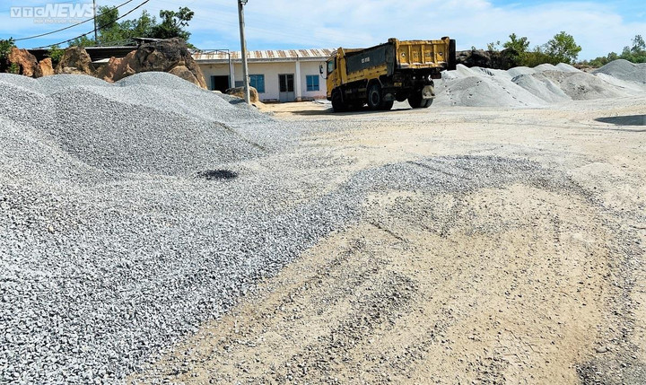 Bãi tập kết cát, đá phục vụ cho việc sản xuất bê tông nhựa nóng.