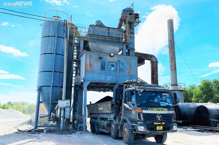 Trạm bê tông nhựa nóng ngang nhiên hoạt động như chốn vô pháp luật suốt nhiều năm qua.