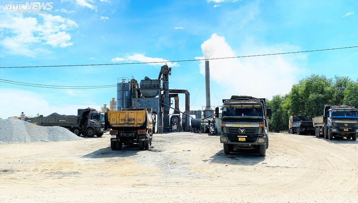 Khu vực này luôn có cả chục xe tải lớn thường xuyên túc trực, sẵn sàng vận chuyển nhựa nóng để đưa đi phục vụ các công trình trên địa bàn.