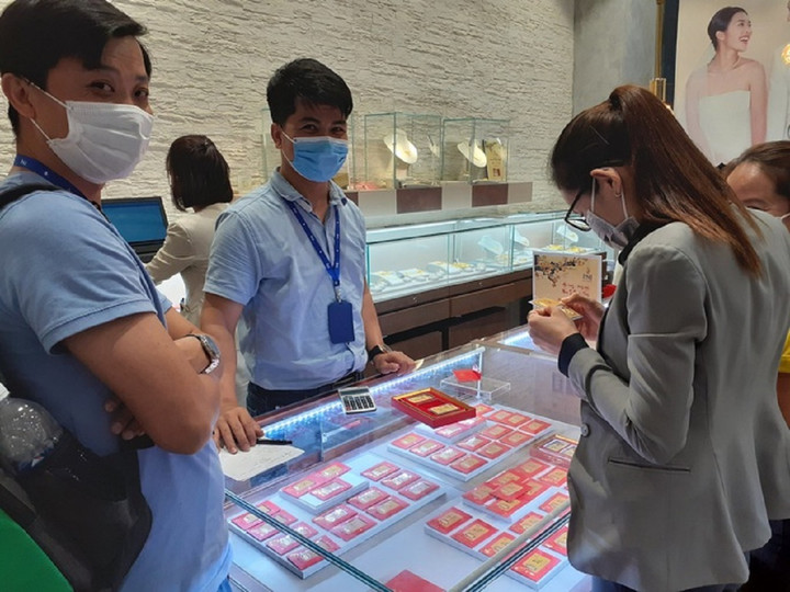 Thị trường vàng ảm đạm, một doanh nghiệp vàng vẫn đều đặn báo lãi cả trăm tỉ đồng mỗi tháng.