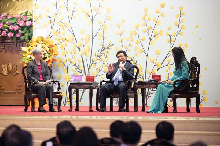 Các đại biểu chia sẻ thông tin tại diễn đàn.