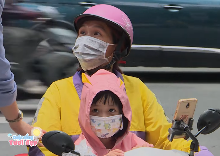 Mẹ chạy xe ôm công nghệ, bé Minh Châu cùng rong ruổi khắp thành phố.