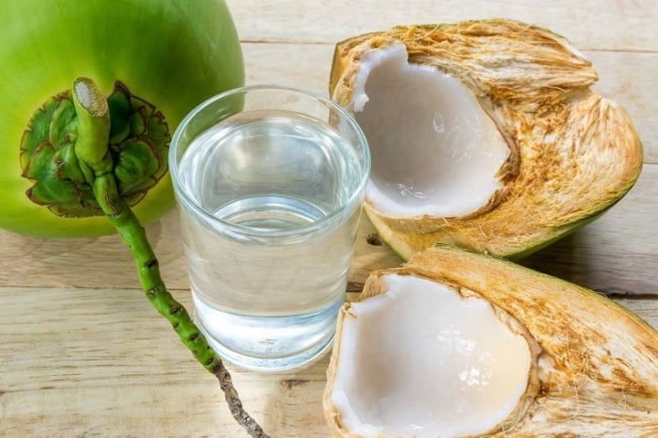Nước dừa có chứa các axit béo trung bình (MCT) có thể giúp tăng lượng calo tiêu thụ và đốt cháy chất béo.