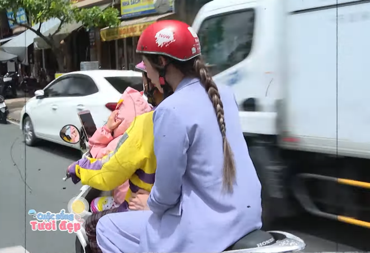 Công việc chạy xe ôm vất vả là vậy, mà chị Trang vẫn phải đem cả con đi cùng.