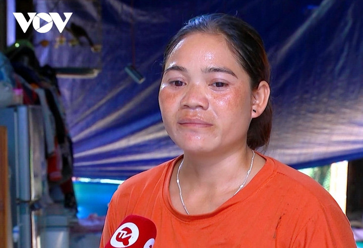 Bà Hồ Thị Duyên, ở xã Phước Năng, huyện Phước Sơn, tỉnh Quảng Nam làm nhà xong thì ra khỏi hộ nghèo nên không được nhận tiền hỗ trợ.