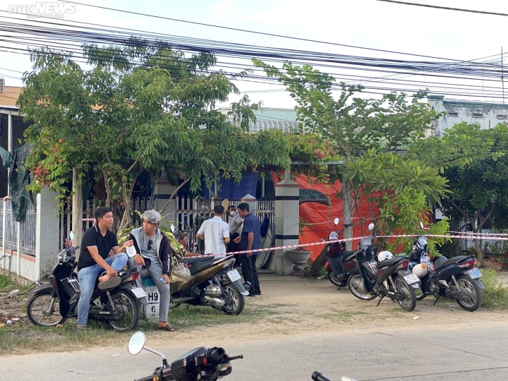 Hiện, cơ quan chức năng đang phong tỏa hiện trường, tiến hành điều tra nguyên nhân vụ việc.