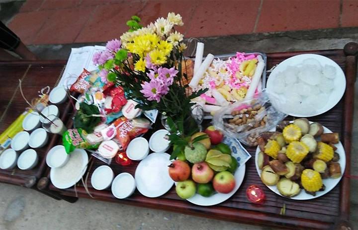 Mâm cúng cô hồn của một gia đình.