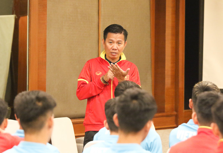 HLV Hoàng Anh Tuấn nhắc nhở tinh thần và thái độ tập luyện, thi đấu của cầu thủ.
