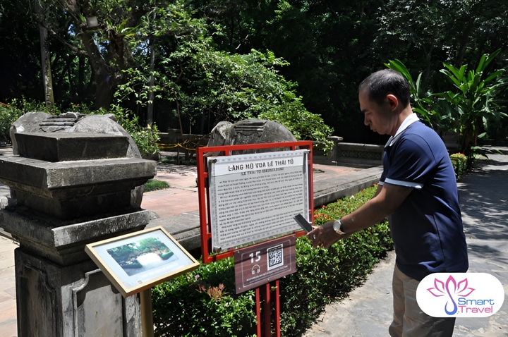 Du khách dùng điện thoại thông minh quét mã QR để nhận thông tin về điểm đến.