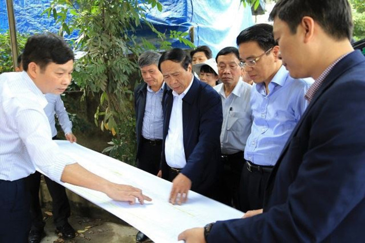 Bí thư Thành ủy Lê Văn Thành kiểm tra thực địa dự án đường nối từ cầu Lạng Am đến cầu Nhân Mục (huyện Vĩnh Bảo) tháng 3/2019. (Nguồn ảnh: Cổng thông tin điện tử TP Hải Phòng)