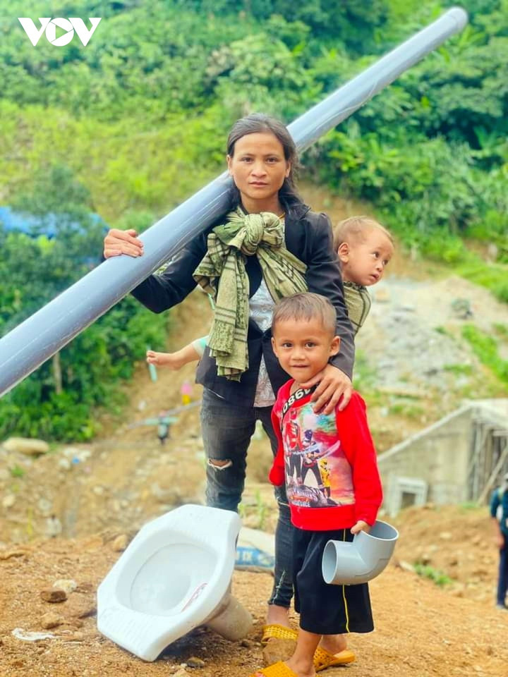 Người dân miền núi cao rất vất vả khi vận chuyển vật liệu về làm nhà.