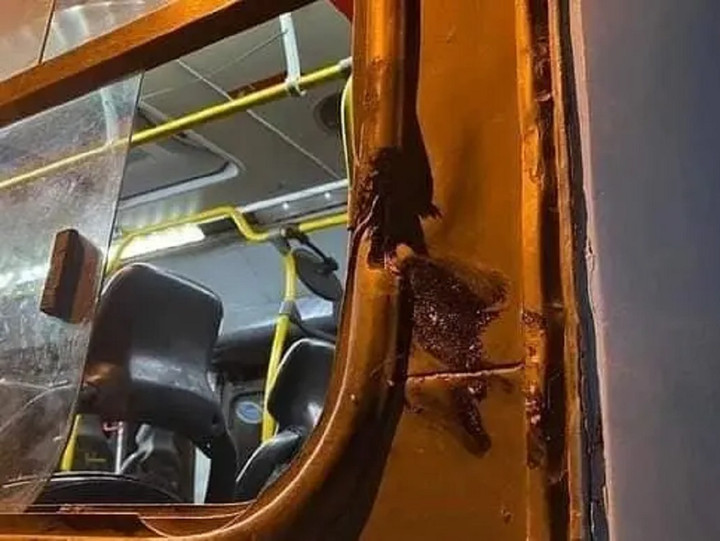 Dấu vết vụ va chạm trên xe.