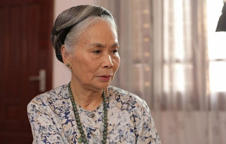 Bà nổi tiếng với những vai hiền hậu trên phim.