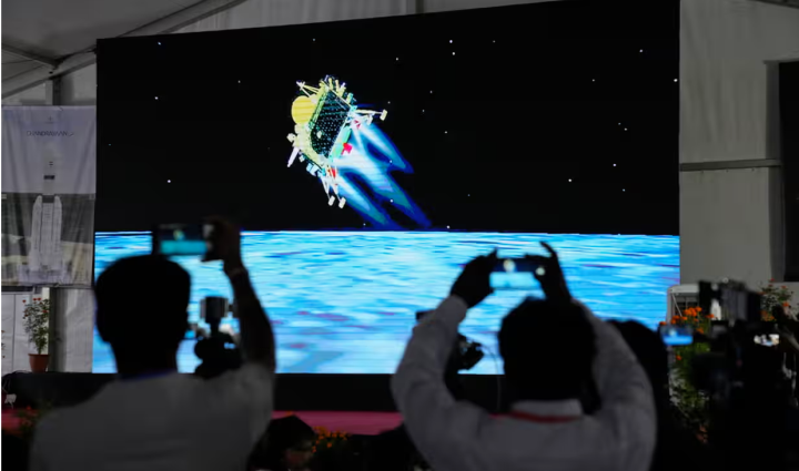Ấn Độ phát trực tiếp hình ảnh tàu vũ trụ Chandrayaan-3 hạ cánh lên Mặt Trăng. (Ảnh: AP)