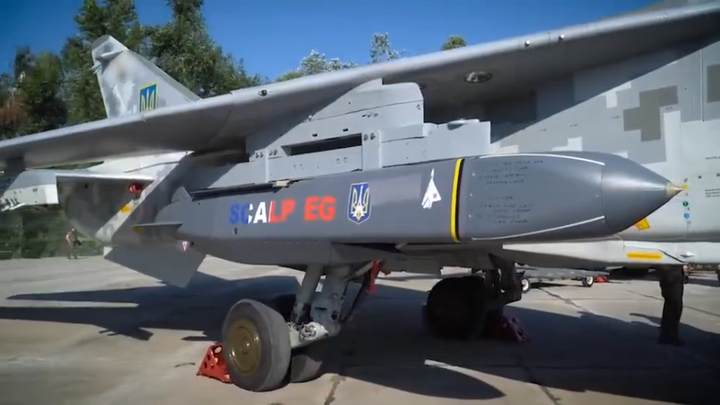 Ukraine có thể tích hợp tên lửa Storm Shadow cho Su-24 thì trường hợp của F-16 không phải là vấn đề quá lớn. (Ảnh: Văn phòng Tổng thống Ukraine)