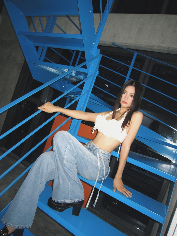 Trong góc ảnh khác, nàng hậu chọn phối croptop hoa trà cách điệu cùng quần jean cổ điển đầy phá cách.