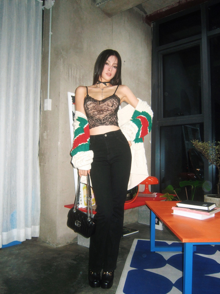 Với phong cách cổ điển, Hoa hậu Tiểu Vy khoe trọn hình thể quyến rũ cùng gương mặt sắc sảo khi khoác lên mình "cây" đồ hiệu đến từ nhà mốt Gucci.