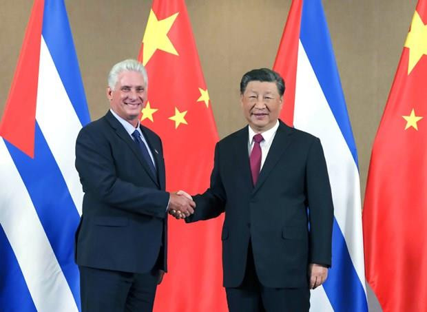 Chủ tịch Trung Quốc Tập Cận Bình gặp Chủ tịch Cuba Miguel Diaz-Canel tại Johannesburg (Ảnh: Xinhua)