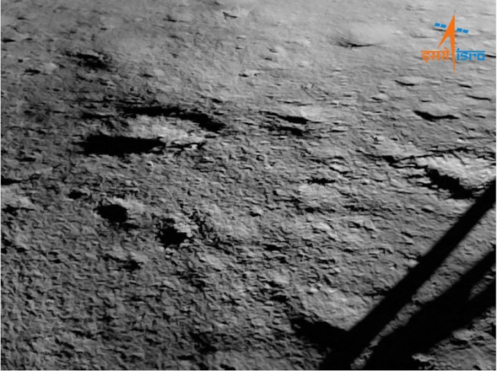 Bức ảnh đầu tiên về bề mặt gần cực nam của Mặt Trăng do trạm đổ bộ Vikram chia sẻ. (Ảnh: Instagram)