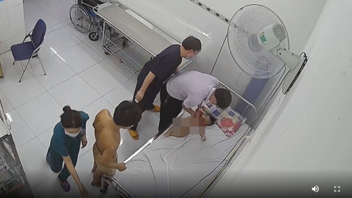Bé trai được cấp cứu nhưng không qua khỏi (Ảnh: CACC)