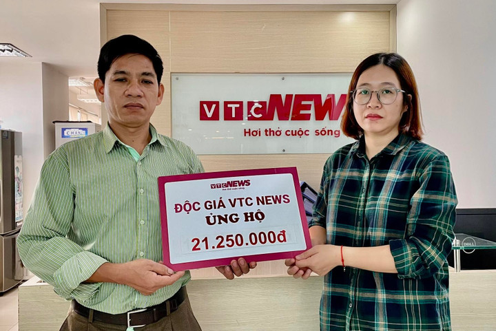 Đại diện Báo điện tử VTC News trao tiền độc giả ủng hộ cho gia đình bé Phạm Công Hoan.