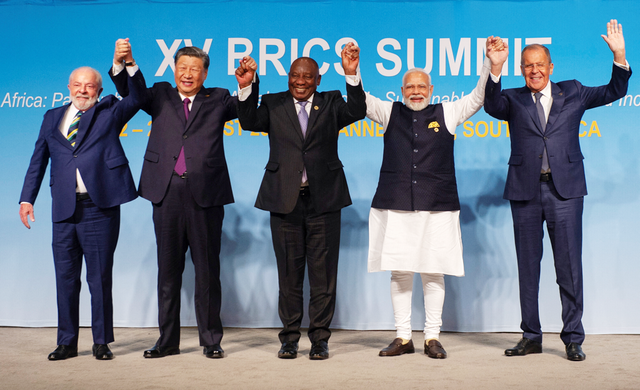 Tổng thống Lula da Silva, Chủ tịch Tập Cận Bình, Tổng thống Cyril Ramaphosa, Thủ tướng Narendra Modi và Ngoại trưởng Sergei Lavrov tại hội nghị thượng đỉnh BRICS. (Ảnh: Reuters)