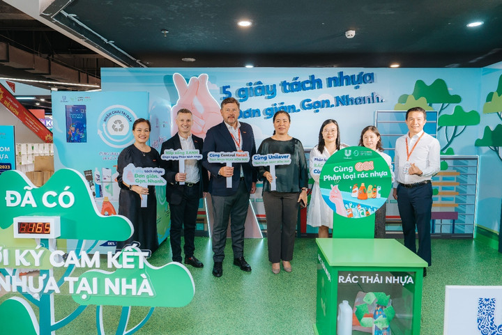 Đại diện Unilever Việt Nam và Central Retail Việt Nam tại “Lễ phát động dự án hợp tác Phân loại rác thải nhựa tại nguồn”.