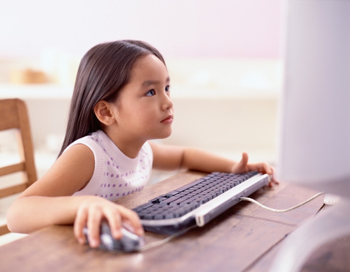 Trẻ em ngày nay tiếp xúc với Internet từ sớm nhưng vẫn thiếu kiến thức an toàn trên mạng. (Ảnh minh họa)