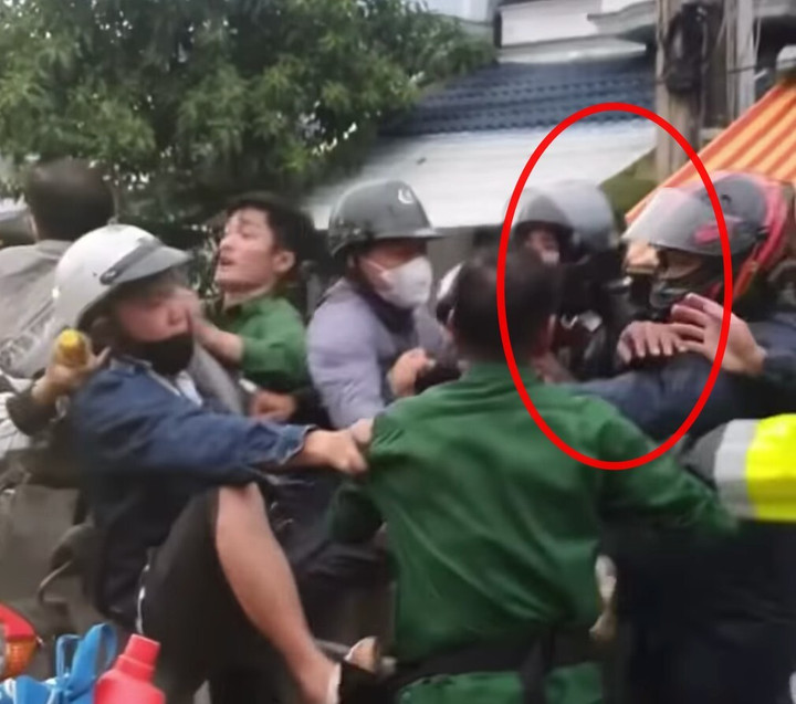 Đoàn mô tô phân khối lớn xô xát với người dân. (Ảnh: Cắt từ clip)