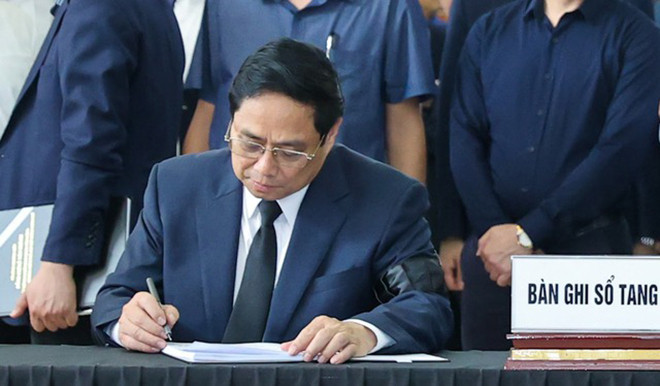 Thủ tướng Phạm Minh Chính viết sổ tang. (Ảnh: VGP/Nhật Bắc).