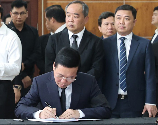 Chủ tịch nước Võ Văn Thưởng xúc động viết sổ tang: "Đồng chí Lê Văn Thành là cán bộ dám nghĩ, dám làm". (Ảnh: VGP/Nhật Bắc).