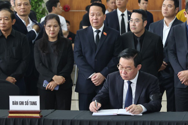 Chủ tịch Quốc hội Vương Đình Huệ gửi lời chia buồn sâu sắc nhất đến toàn thể gia quyến, Đảng bộ và Nhân dân TP Hải Phòng. (Ảnh: VGP/Nhật Bắc).