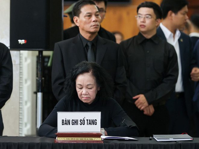 Bà Trương Thị Mai ghi sổ tang. (Ảnh: VGP/Nhật Bắc).