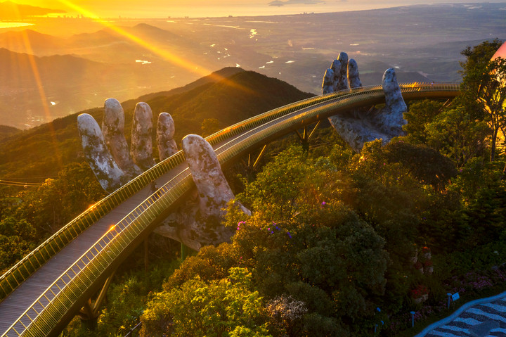 5 năm trôi qua, Cầu Vàng không chỉ duy trì được sức hấp dẫn và còn trở thành một biểu tượng du lịch.