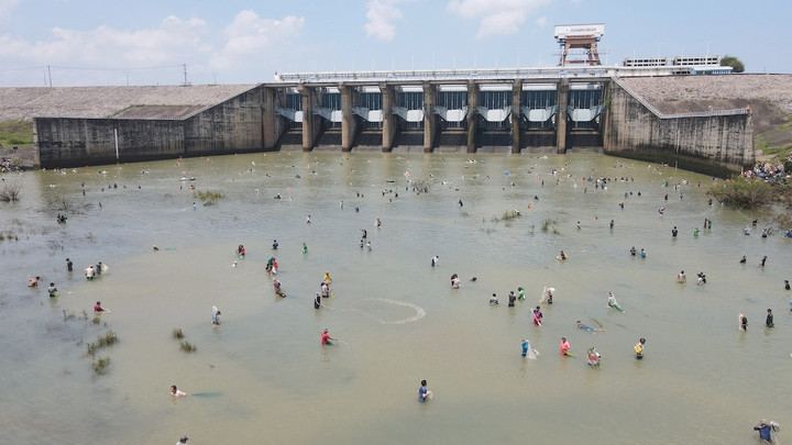 Hàng trăm người dân đổ xô xuống chân đập Thủy điện Trị An bắt cá. (Ảnh: P.T)
