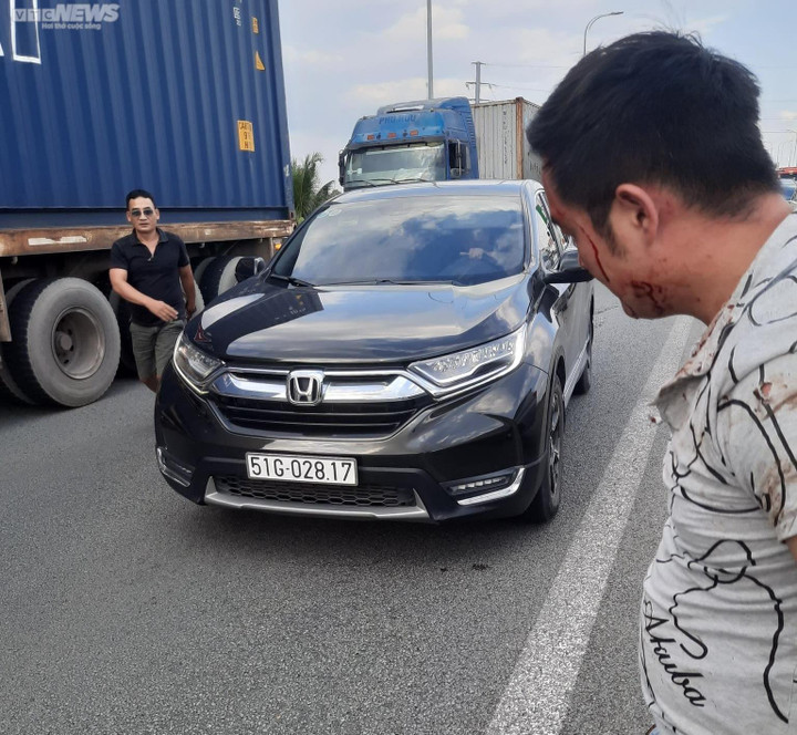 Anh Tú bị nhóm người đi trên hai chiếc xe 51G - 028.17 và 51B - 287.08 hành hung. (Ảnh: BL)