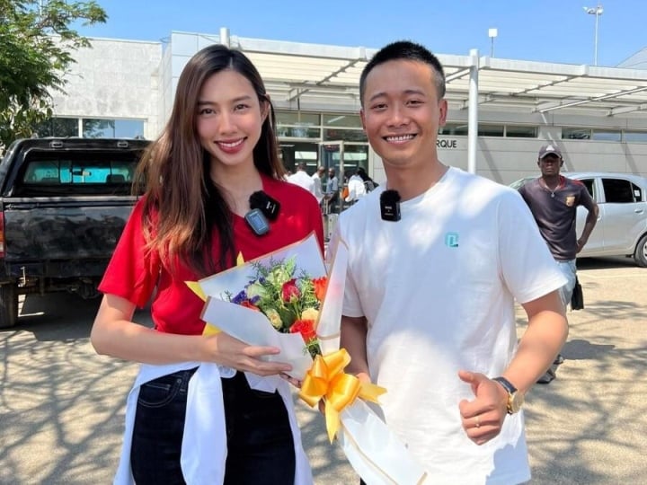 Quang Linh nhiều lần đồng hành cùng Hoa hậu Thuỳ Tiên trong cách chuyến từ thiện ở Châu Phi.