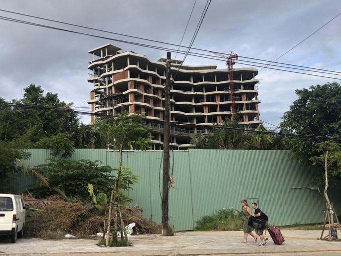 Công trình 12 tầng xây dựng trái phép ở TP Phú Quốc đã bị lập biên bản vi phạm hơn 1 năm qua vẫn ngang nhiên tồn tại.
